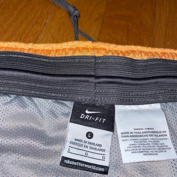 Nike Gym Shorts sz L - Picture 3 of 3